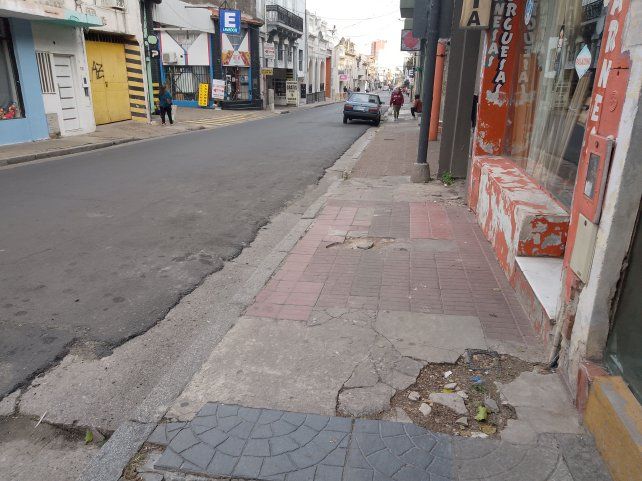 Cada cuadra de Paraná presenta roturas en la vereda de al menos una casa o negocio. &nbsp; &nbsp;