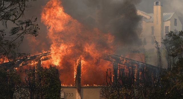 El fuego arrasa con las viviendas.