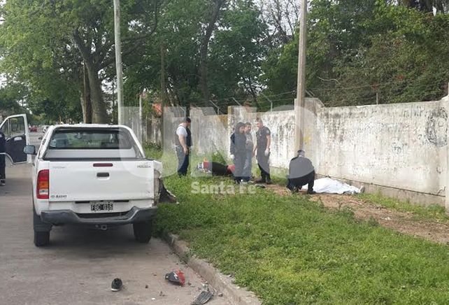 Accidente fatal en Guadalupe: un motociclista chocó una camioneta estacionada y falleció