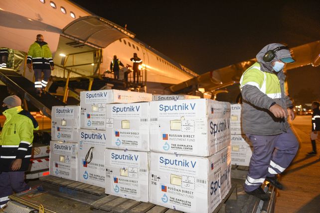 Llegó al país un nuevo vuelo con 500 mil dosis de vacunas contra el coronavirus Sputnik V