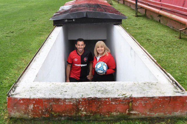 Maxi y su mamá. La Fiera sale por el túnel del Coloso junto a Claudia