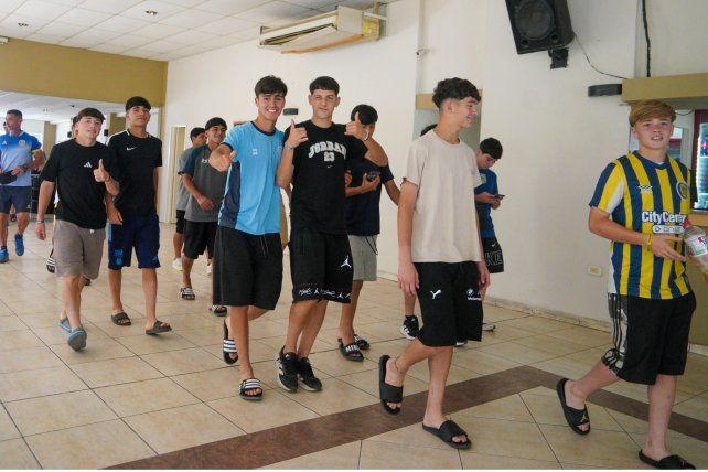 Los chicos de las inferiores de Central se retiran después de haber compartido un almuerzo en la ciudad deportiva.