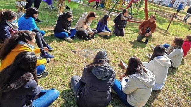 Testimonio. Una pescadora de Villa Paranacito compartió su experiencia con la investigadora y un grupo de estudiantes