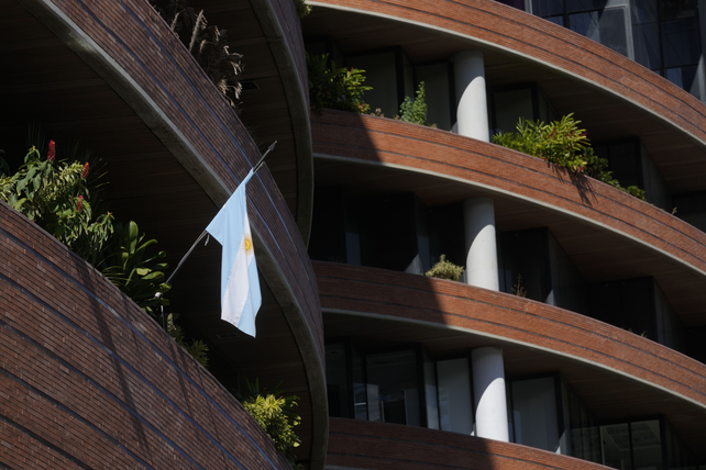 La bandera argentina cuelga afuera de su embajada en el centro comercial San Ignacio
