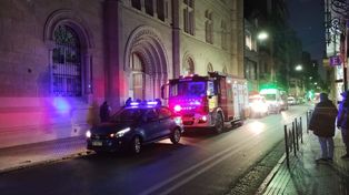 Bomberos, policía y ambulancia en la puerta de la Facultad de Humanidades y Artes de la UNR.