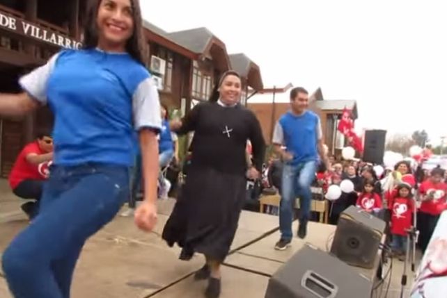 Monja bailando reggaetón causa furor en las redes sociales