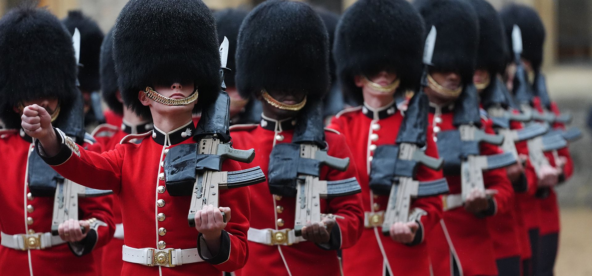 Guardias granaderos durante la ceremonia de bienvenida al rey Carlos III de Gran Bretaña y al sultán Haitham bin Tarik de Omán en el Castillo de Windsor, Berkshire, Inglaterra, el martes 20 de octubre de 2026. (Jonathan Brady/PA vía AP, Pool) Guardias granaderos durante la ceremonia de bienvenida al rey Carlos III de Gran Bretaña y al sultán Haitham bin Tarik de Omán en el Castillo de Windsor, Berkshire, Inglaterra, el martes 20 de octubre de 2026. (Jonathan Brady/PA vía AP, Pool)