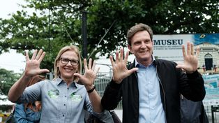 Ganamos. El pastor Marcelo Crivella y su mujer celebraron por anticipado una victoria cantada.