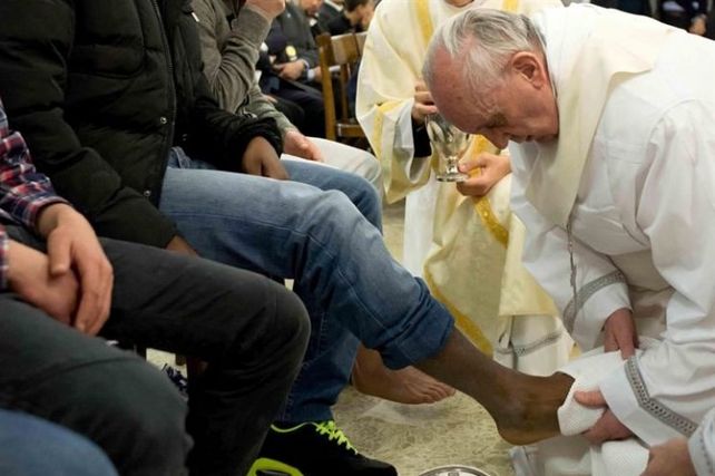 Francisco lavará los pies de doce discapacitados