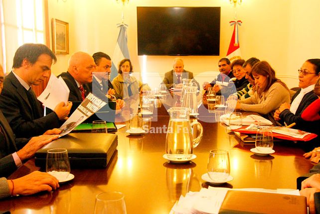 El gobernador y los ministros durante la reunión.