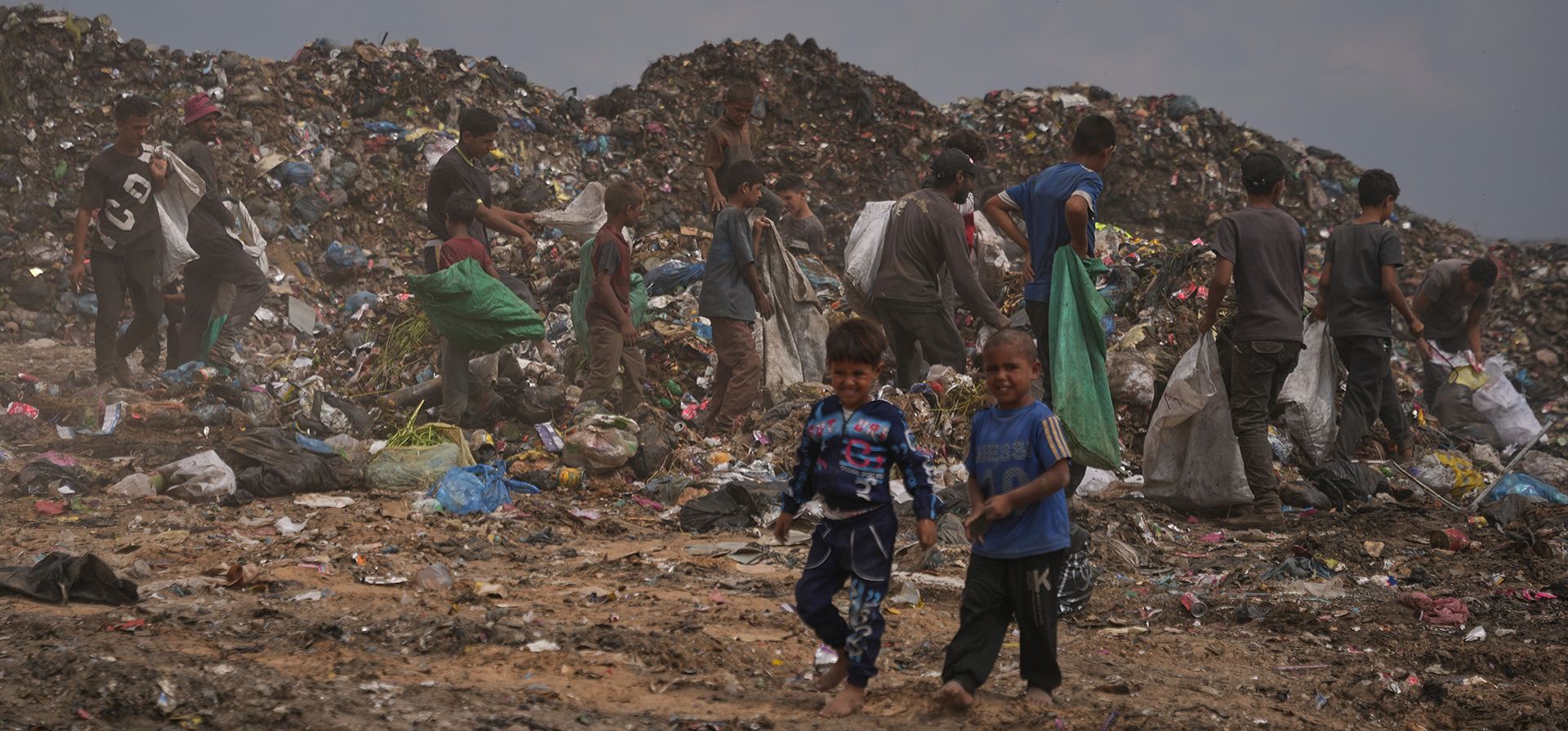 Palestinos buscan artículos reutilizables en un vertedero en Deir al-Balah, en el centro de la Franja de Gaza, el jueves 23 de julio de 2026. (Foto AP/Abdel Kareem Hana) Palestinos buscan artículos reutilizables en un vertedero en Deir al-Balah, en el centro de la Franja de Gaza, el jueves 23 de julio de 2026. (Foto AP/Abdel Kareem Hana)