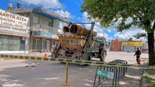 Camión que chocó al limpiavidrio en la esquina de Av. Blas Parera y Estanislao Zeballos.