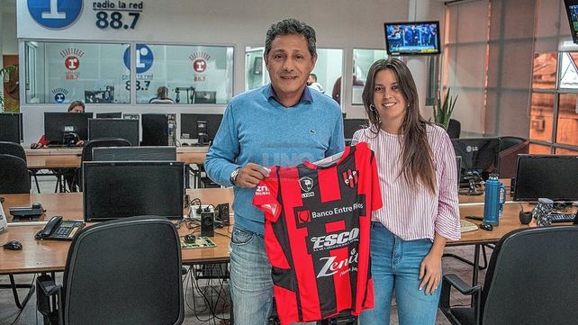 Oscar Lenzi estuvo acompañado por Agostina Barbagelata. Ambos hablaron de continuar con el legado de Tito Hollmann.