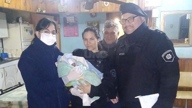 Los policías oficiaron de parteros ya que el nacimiento del bebé se estaba produciendo en la casa