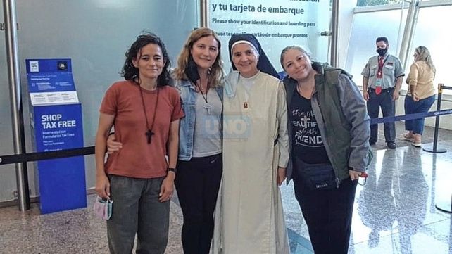 Misioneras. La hermana Sara Dalzotto y parte del grupo que partió ayer por la tarde rumbo a Perú.&nbsp;