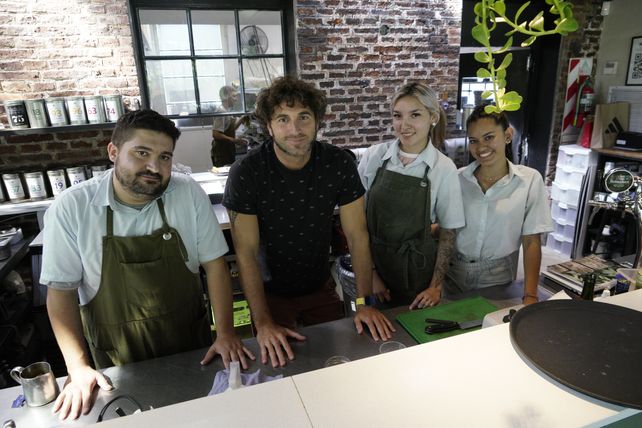 Parte del equipo de Tea Connection junto al empresario gastronómico.