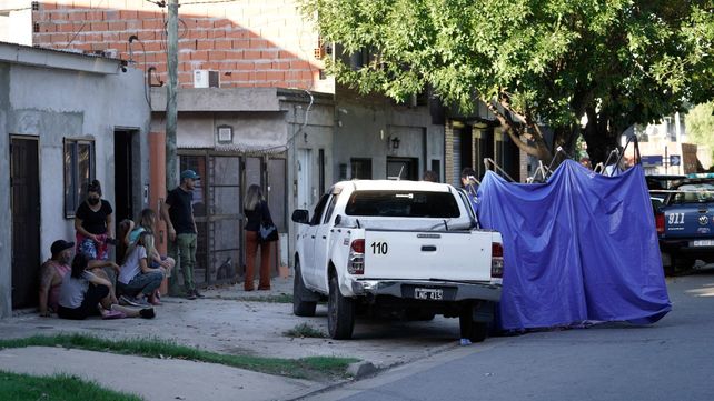 La familia de Nicolás Fino Ocampo en la puerta de su casa y frente a la camioneta en que asesinaron al ladero de Alvarado.