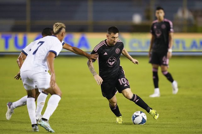 Lionel Messi encara ante la marca de dos jugadores salvadoreños. El capitán jugó solo 45 minutos y fue ovacionado.