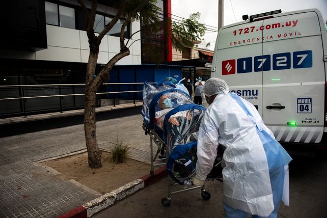 EMERGENCIA. Un equipo médico traslada a un paciente a un hospital de Montevideo