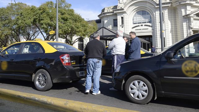 Otra vez denuncian que la parada de taxis de la Terminal tiene dueños