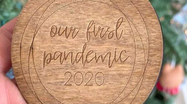 La pifió. El medallón de madera tallado reza Our first pandemic - 2002 (Nuestra primera pandemia - 2020).