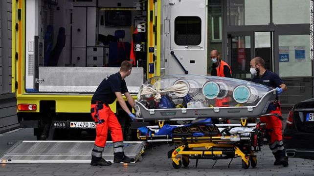 La camilla aislada donde fue traído Navalny desde Rusia a Alemania es retirada del hospital de Berlín donde quedó internado.
