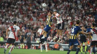 Agustín Sández salta con Paulo Díaz. Central estuvo cerca de traerse un gran resultado ante River, pero se quedó con nada.