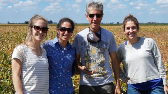 El productor de CREA Rodolfo Vagnoni junto a sus tres hijas