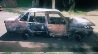 El auto quemad fue hallado en Furlong y White.