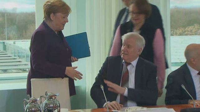 Ministro rechaza estrechar la mano de Angela Merkel en medio del brote de coronavirus.
