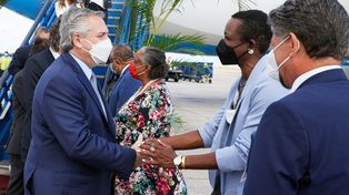 Alberto Fernández concluye su gira con una reunión con la primera ministra de Barbados