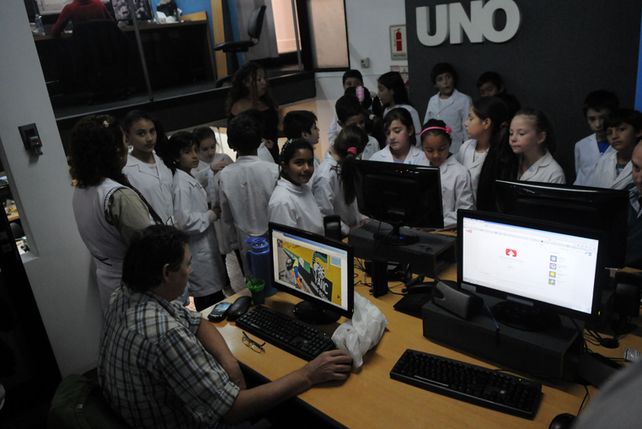 Con los trabajadores. Los estudiantes dialogaron con quienes hacen el UNO.