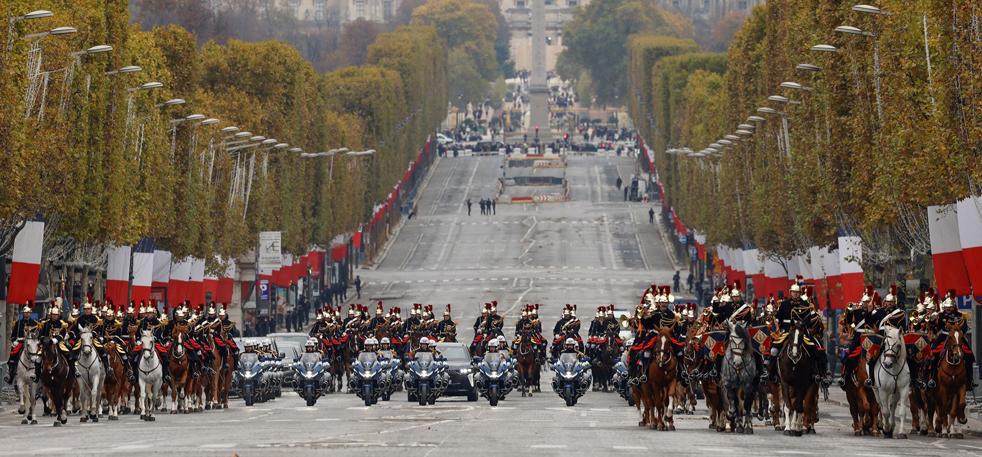 La Guardia Republicana recorre la avenida vacía de los Campos Elíseos durante las ceremonias del Día del Armisticio, el viernes 11 de noviembre de 2022 en París.