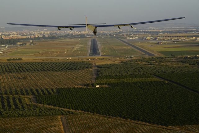 El Solar impulse encara este jueves la pista del aeropuerto de Sevilla.