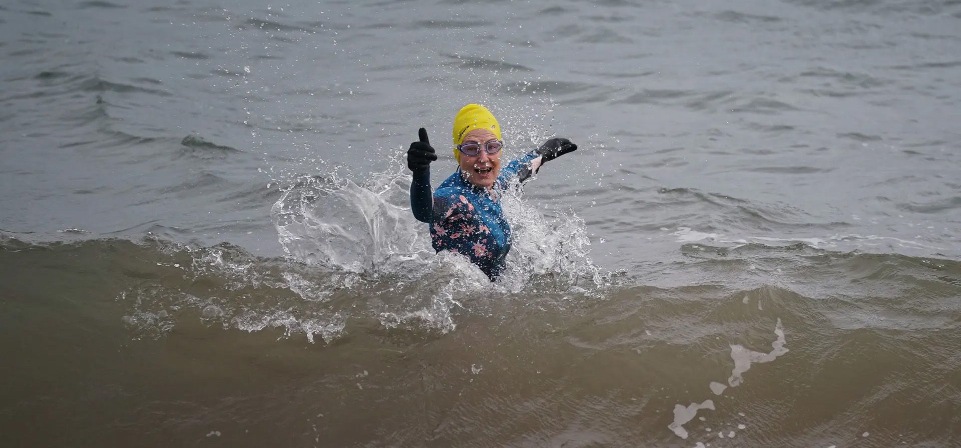 Una nadadora en el mar en Dawlish Warren, al sur de Devon, Reino Unido. Fotografía: Yui Mok/PA Una nadadora en el mar en Dawlish Warren, al sur de Devon, Reino Unido. Fotografía: Yui Mok/PA