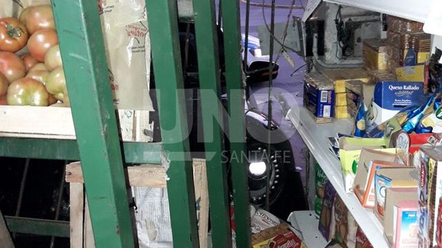 Desgracia con mucha fortuna: se durmió y terminó con el auto adentro de una verdulería