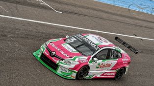 Leonel Pernía se consagró campeón anticipado del TC2000 en el autódromo Oscar Cabalén de Córdoba.