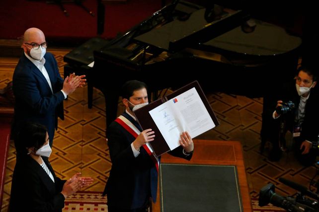 El presidente Boric exhibe el ejemplar del nuevo texto de proyecto constitucional que le entregó la Convención Constituyente.&nbsp;