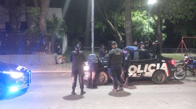 Fue un bar de zona norte. Un delincuente terminó colgado de un pie al querer pasar sobre la reja perimetral del establecimiento. Su cómplice también fue detenido.&nbsp;