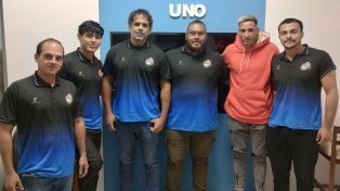 Carlos Ferreyra, Santiago Fariña, Cristian Benítez, Daniel Benítez, Joaquín Cuatrin y Nicolás Elizalde, jugadores y entrenador de Echagüe, en la Redacción de UNO.