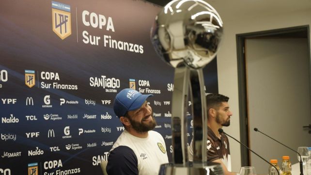 La Copa de la Liga y Broun sonriente de fondo. Central va por la gloria ante Platense.