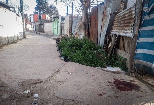 El pasillo de French al 2000 en el que fue asesinado a balazos un joven y un vecino fue herido en un brazo.&nbsp;
