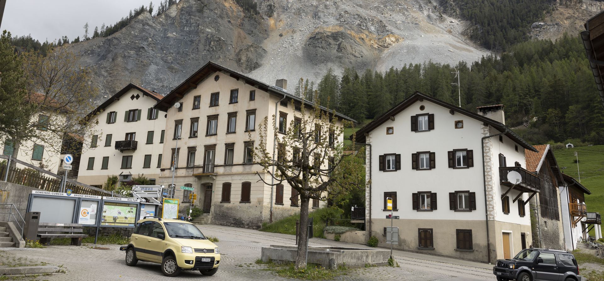 Las autoridades del este de Suiza ordenaron a los residentes del pequeño pueblo de Brienz que evacuen el viernes por la noche porque los expertos en geología creen que una masa de 2 millones de metros cúbicos de roca alpina que se cierne sobre el lugar, podría desprenderse y derramarse en las próximas semanas. (Foto AP/Arnd Wiegmann)