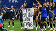 Cómo llegó la bandera de Las Malvinas son argentinas a los jugadores argentinos
