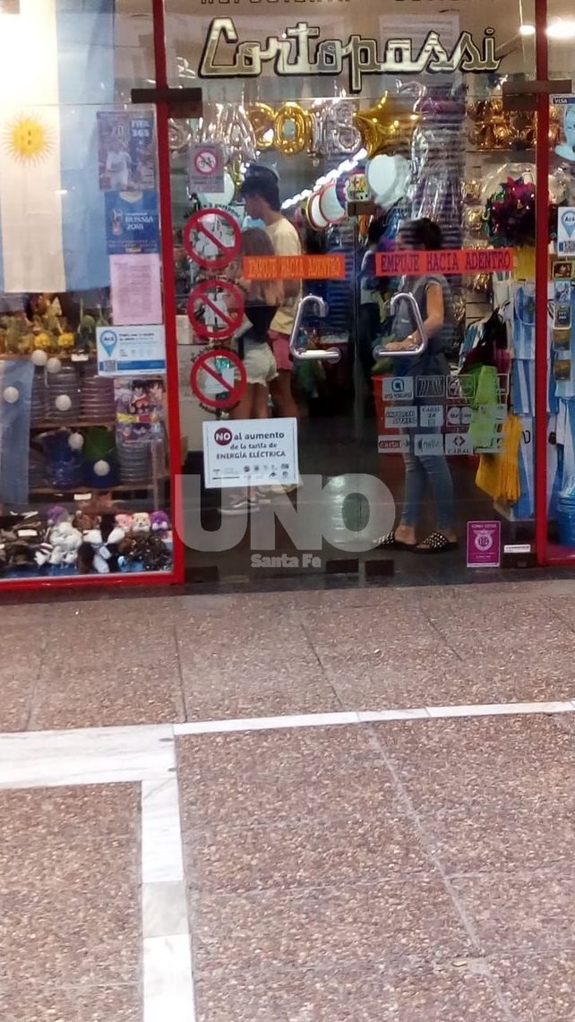 Con carteles en las vidrieras, los comercios santafesinos se quejan de las tarifas eléctricas