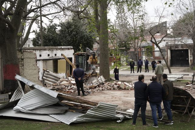 La ex vecinal quedó reducida a escombros. 