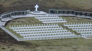 Los kelpers polemizan por la identificación de los soldados argentinos