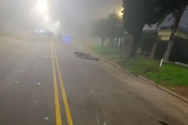 La niebla habría provocado un choque frontal entre dos motos y un conductor sufrió graves fracturas.