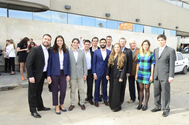 Hay equipo. Un grupo de cirujanos de la clínica.