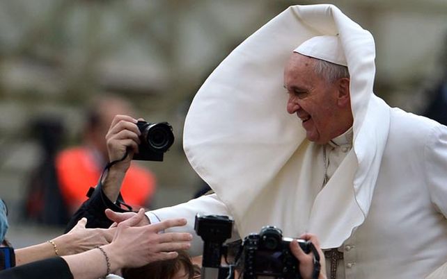 El Papa Francisco. El viento le levantó ayer su capa blanca